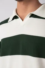 Remera tejida con cuello polo y rayas horizontales en tonos beige y crema, corte oversize y mangas cortas. Confeccionada en hilado de algodón.