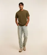 Remera básica de hombre con cuello redondo y mangas cortas, confeccionada en algodón. Presenta un corte regular que se ajusta de forma anatómica al cuerpo.