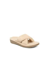 Pantuflas de estar por casa color beige, con diseño de tiras cruzadas en tejido de felpa suave. Poseen plantilla ortopédica con soporte de arco y suela de goma reforzada.