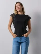 Blusa negra de algodón y modal, marca Catherine Malandrino, con cuello redondo y mangas cortas con apliques de crochet.