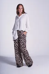 Pantalón de lanilla soft con estampado animal print y elástico en la cintura.