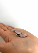 Aros colgantes con argolla de plata 925 y circonitas, con perla de río barroca color lila.