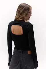 Body negro de manga larga y cuello alto, con una abertura en el pecho.