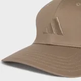 Gorra de béisbol Adidas de color marrón, con visera precurvada y el logo de las 3 Barras bordado en tono ton sur ton en el frente.