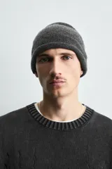 Jersey de corte relajado confeccionado en tejido de algodón con efecto lavado. Presenta cuello redondo, manga larga, acabados en rib y un bordado a tono en el delantero con diseño abstracto.