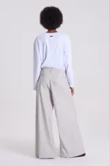 Pantalón de gabardina color gris, de corte wide leg y tiro medio.