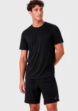 Camiseta deportiva de manga corta en color negro, con cuello redondo y paneles laterales con textura microperforada para mayor transpirabilidad.