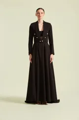 Saco sastrero corto de color negro, con solapa chal y doble botonadura con botones metálicos dorados decorativos, de manga larga.