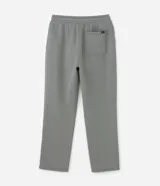 Pantalón de corte recto confeccionado en tejido de algodón y poliéster, con cintura elástica, cordón de ajuste y bolsillos laterales.