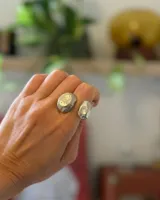 Anillo de diseño orgánico y macizo con forma irregular, elaborado artesanalmente en metal.