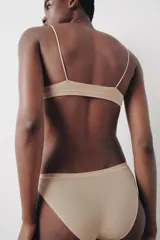 Braguita clásica color marrón confeccionada en modal con cintura elástica.