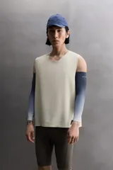 Musculosa de entrenamiento de corte regular, confeccionada en tejido técnico ligero con microperforaciones para mayor transpirabilidad. Presenta cuello redondo, sisas amplias y aberturas laterales en el bajo. Incluye detalles termofijados y logo de la línea Zara Athleticz.