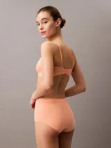 Bombacha tipo hípster de talle medio Calvin Klein, confeccionada en mezcla de algodón y elastano, con ribetes elásticos planos y logo de la marca en el lateral.