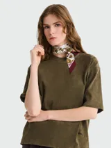 Pañuelo tipo cinta de seda Longchamp, modelo Frise Fleurie, con estampado floral en tonos marrones, blancos y bordó.