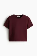 Remera corta de punto suave, con cuello redondo y diseño entallado.