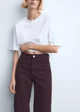 Jeans de corte wide leg y tiro medio, color bordó, con diseño de pernera ancha y terminación sin dobladillo en el bajo.