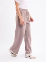 Pantalon de felpa negro de corte recto y holgado, con cintura elástica y cordón ajustable.