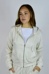 Campera beige de tejido acanalado, con capucha, cierre frontal completo y bolsillos estilo canguro.