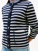 Cárdigan de algodón orgánico a rayas horizontales azul marino y blancas, con cuello redondo, cierre frontal con botones dorados y bolsillos delanteros.