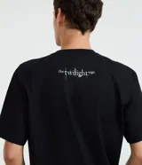Remera negra de algodón con estampa gráfica de la saga de películas "The Twilight Saga", mostrando a los personajes principales (Bella Swan, Edward Cullen, Jacob Black, Alice Cullen, Emmett Cullen) y un lobo.