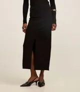 Pollera midi negra de punto roma con tajo frontal y bolsillos laterales.