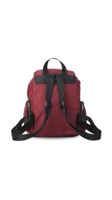 Mochila de nylon color gris azulado, con tapa superior y cierre de broche metálico. Cuenta con un bolsillo frontal con cierre y bolsillos laterales con cierre, además de correas regulables para la espalda y asa superior de mano.