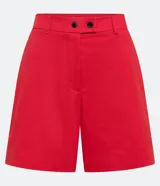 Bermuda roja de algodón satinado, con cierre de dos botones negros y vista frontal. Incluye trabillas en la cintura y bolsillos laterales.