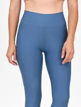 Calza larga de lycra color azul acero, tiro alto y calce ajustado.