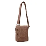 Bolso de mano marrón con correa ajustable para colgar al hombro, cierre con cremallera y solapa con broche imantado.