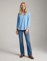 Remera de modal color blanco, con cuello redondo y mangas 3/4. Presenta un aplique bordado en color tostado en el cuello, los puños y el ruedo.