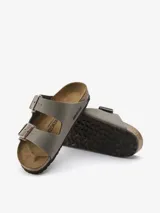 Sandalias Birkenstock modelo Arizona en color gris, con dos correas ajustables de Birko-Flor con acabado tipo nubuc y hebillas metálicas. Cuentan con una base anatómica de corcho y látex, plantilla de ante y suela de EVA.