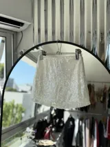 Minifalda blanca con lentejuelas.