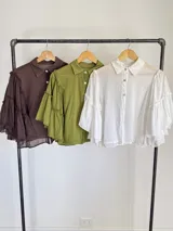 Blusa verde militar de algodón, con mangas amplias estilo campana con volados y diseño liviano.