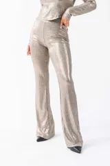 Pantalón palazzo dorado de tejido brillante con cintura elástica.