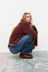 Zueco de cuero marrón con diseño de punta redonda, ajuste mediante correa con hebilla metálica y plantilla de corcho.