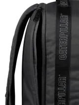 Mochila gris oscuro de poliéster ripstop, con compartimento principal amplio, bolsillo frontal con cremallera y panel organizador, bolsillos laterales de malla y detalles reflectantes con el logotipo de la marca.