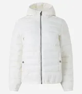 Campera ultra leve Blue Steel, confeccionada en poliamida, con diseño de gajos, capucha, cierre frontal por cremallera, bolsillos laterales con botones y elástico en los puños.