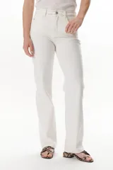 Pantalón de jean azul oscuro, de corte recto, con bolsillos delanteros y traseros.