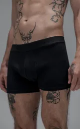 Bóxer corto negro de algodón con lycra, con cintura elástica personalizada con el nombre de la marca.