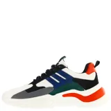 Championes urbanos de diseño robusto, combinando paneles en negro y blanco con detalles vibrantes en color naranja en la suela y lengüeta. Presentan cierre mediante cordones y una suela gruesa con diseño ondulado.