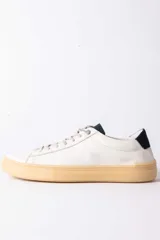 Championes urbanos de cuero blanco con suela de goma color caramelo y detalle de talón en color azul oscuro.