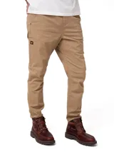 Pantalon Caterpillar de twill elastizado en color beige, con bolsillos laterales tipo utilitario, detalle de etiqueta con logo de la marca y corte ajustado.