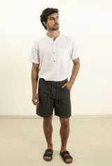Bermuda verde oscuro de lino y algodón, corte relaxed fit, con cintura elástica ajustable con cordón, bolsillos frontales y traseros.