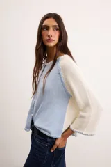 Saco de algodón tejido, color beige con mangas y detalles en blanco, escote en V y cierre frontal de botones.