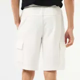 Bermuda de piqué de algodón color blanco, con múltiples bolsillos tipo cargo y cordón ajustable en la cintura.