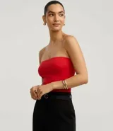 Top strapless (sin breteles) de color celeste claro, ajustado al cuerpo.