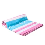 Toalla de playa rectangular con rayas horizontales en colores rosa, blanco y celeste, con la palabra "ALARG" estampada en letras mayúsculas blancas sobre la franja celeste.