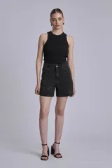 Musculosa de algodón acanalado con cuello redondo, corte ajustado y diseño sin mangas.