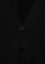 Cardigan de punto fino con cuello en pico y cierre frontal de botones. Presenta un diseño recto de manga larga.