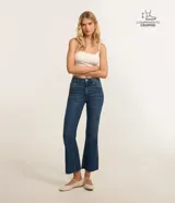 Pantalón de jean modelo flare cropped, de tiro alto, con bolsillos funcionales y cintura con trabillas. Presenta un corte ceñido en caderas y muslos con una ligera apertura acampanada desde la rodilla y ruedo deshilachado.
